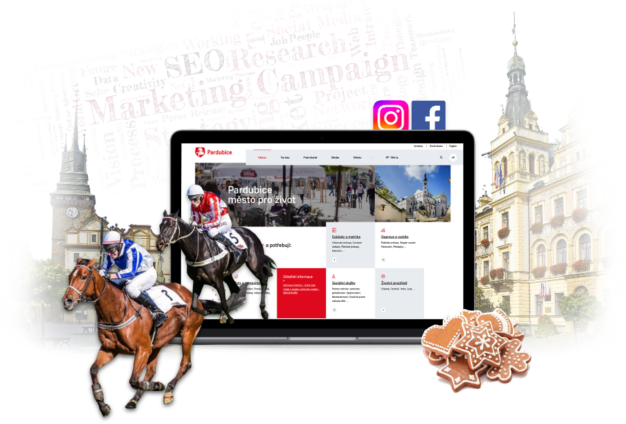 laptop s otevřeným webem města Pardubice, na popředí běžící závodní koně s žokejem
