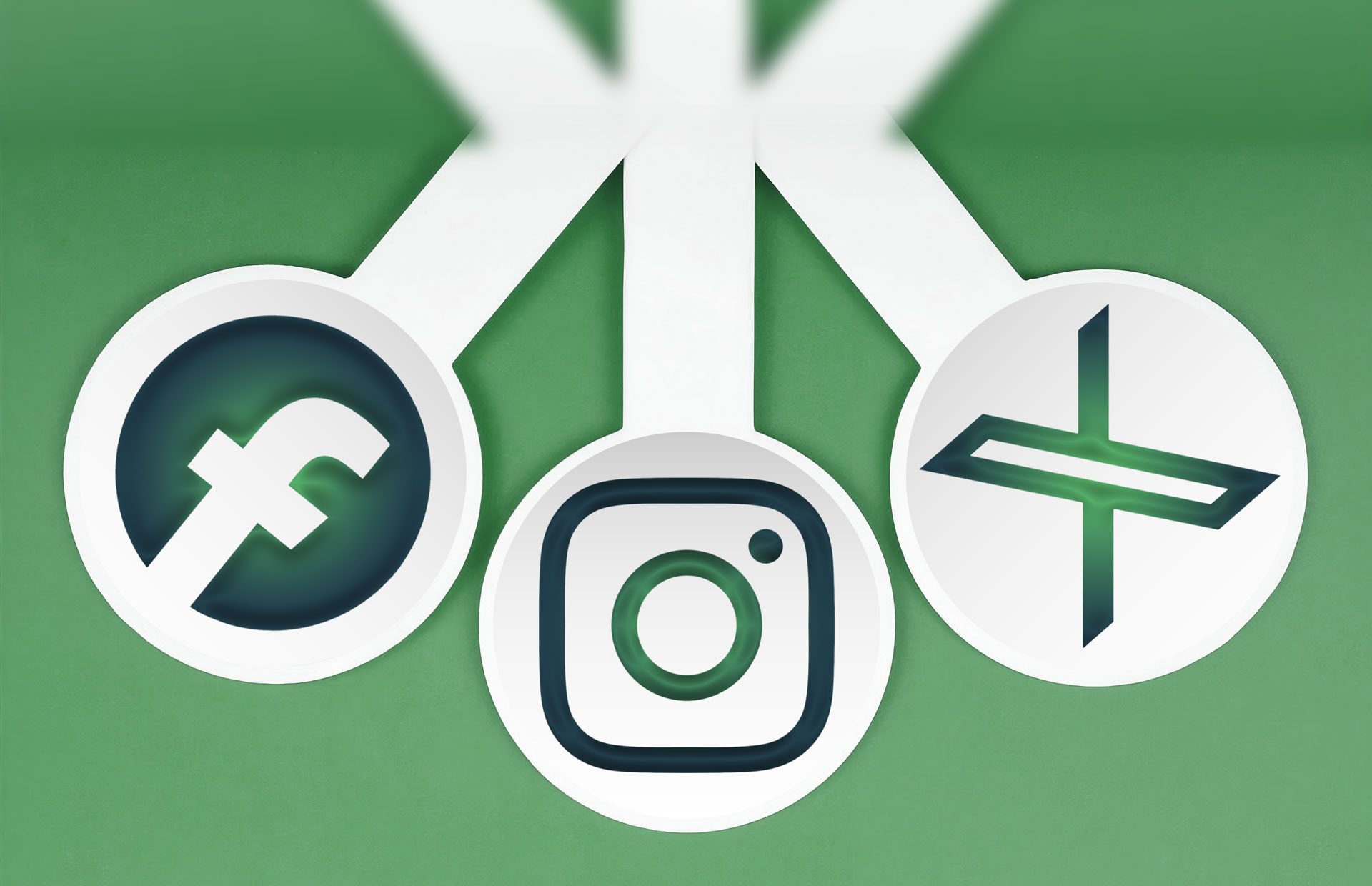 ilustrační obrázek k sociálním sítím – loga Facebook, Instagram, Twitter na "lízákách" na zeleném pozadí; MK-VISION